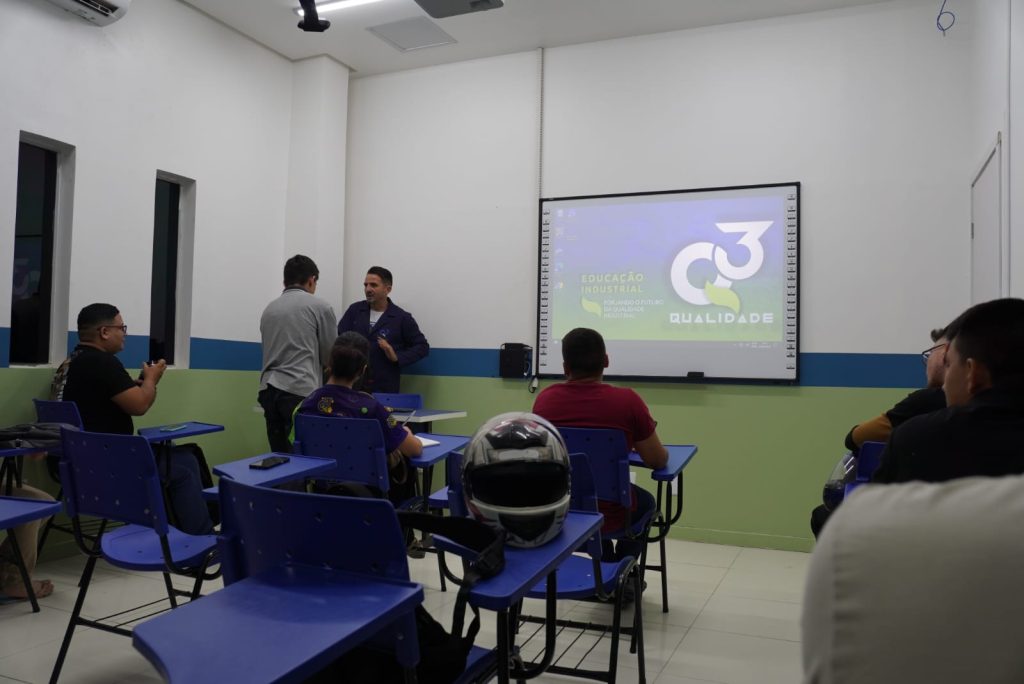 Alunos atentos durante o curso de certificação de qualidade industrial, preparados para os desafios da Indústria 4.0.