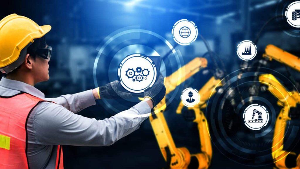 Linha de produção com processos automatizados em indústria moderna, com máquinas e operadores industriais
