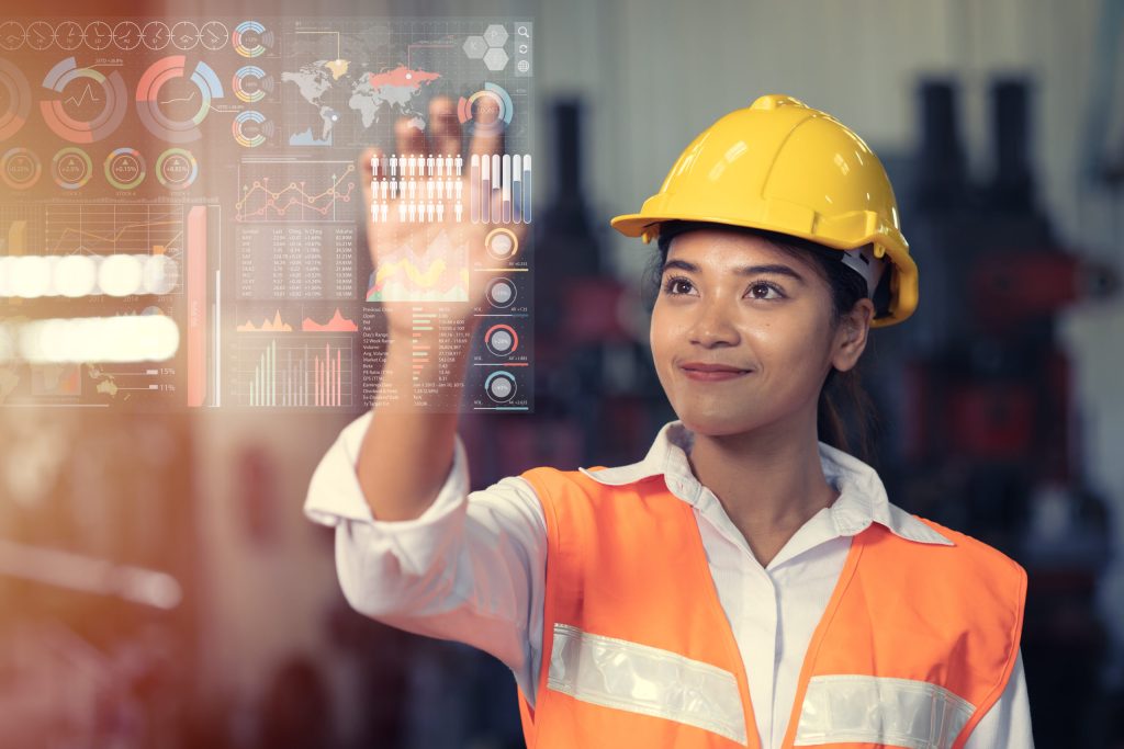 Operador industrial e braços robóticos trabalhando juntos em linha de produção automatizada na indústria 4.0