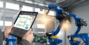 Sensores IoT instalados em máquinas industriais monitorando dados em tempo real para otimizar a produção.