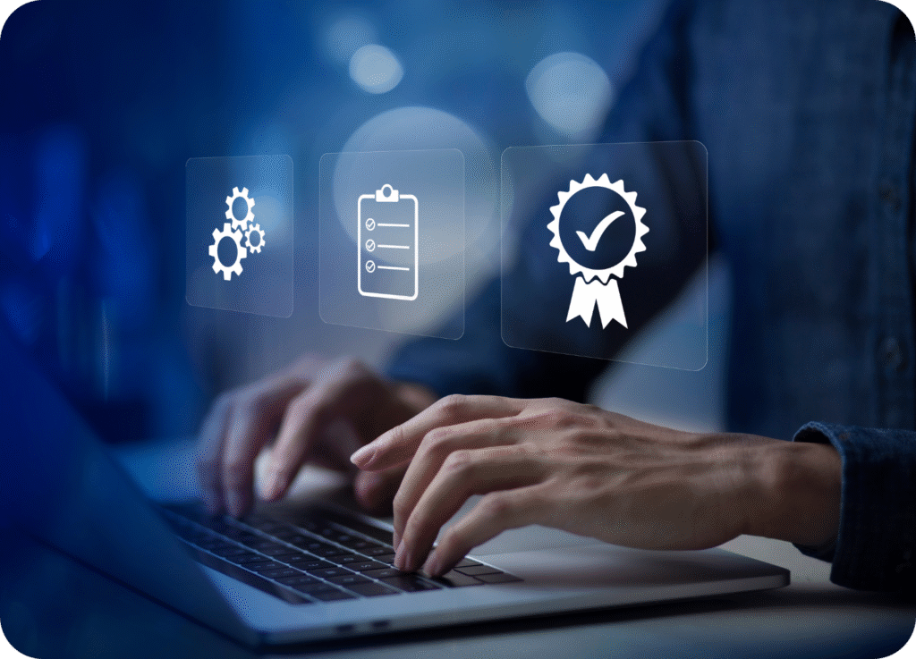 Profissional acessando sistemas de qualidade em laptop, com projeções virtuais de gestão de processos, auditoria e selo de excelência. Representa a certificação e a tecnologia na Indústria 4.0